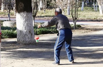 小朋友骑滑板车图片